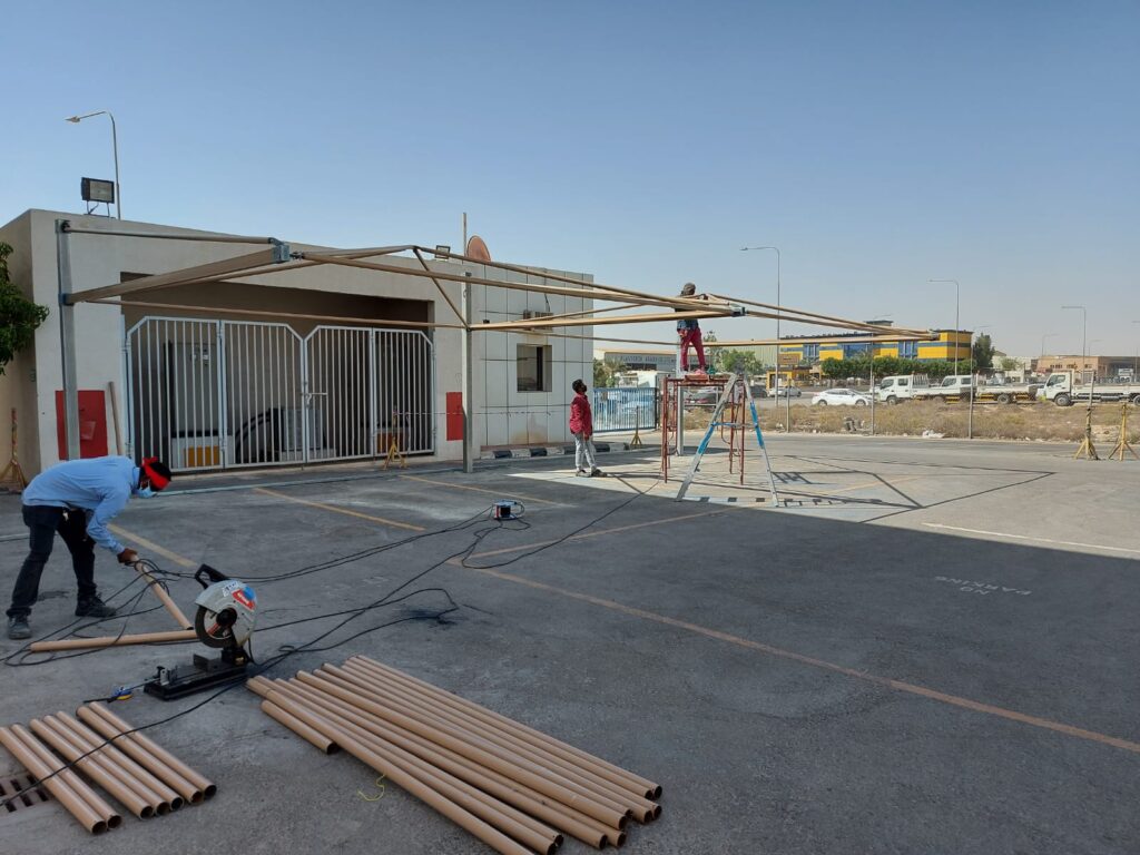 معلم تركيب مظلات في الدمام – مؤسسة البناء العملاق لتركيب مظلات السيارات والمداخل والأحواش والمصانع باحترافية عالية 0506083063